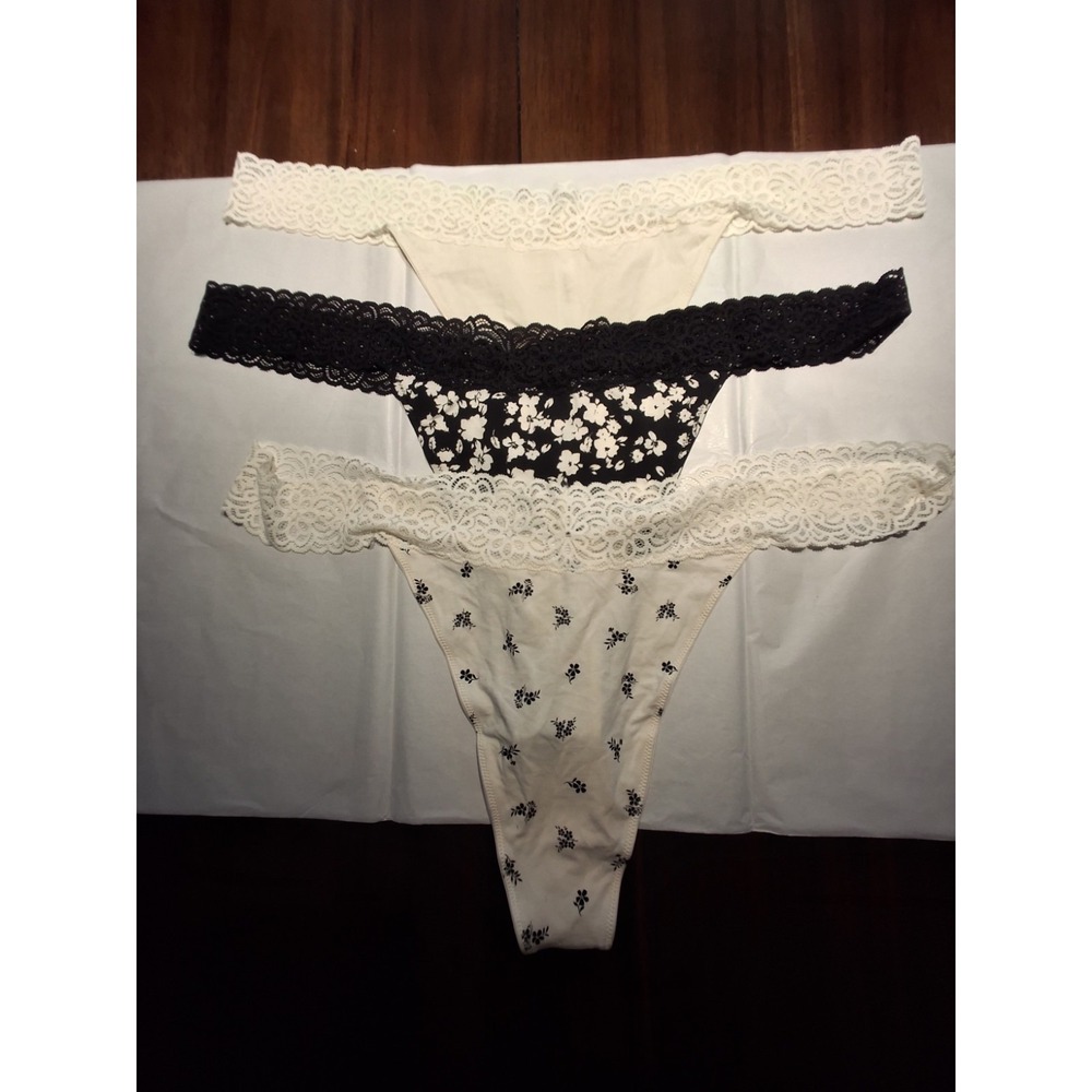 Old Navy Womens Thongs. 3 Pairs. Size 3X. Cream, Black/White Floral. Lace Trim.